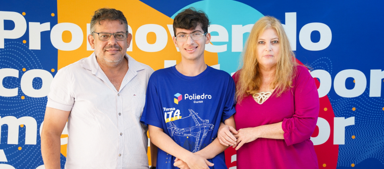 Eduardo Henrique Camargo de Toledo, 1º lugar geral do ITA 2024, comemora a aprovação com a sua família.